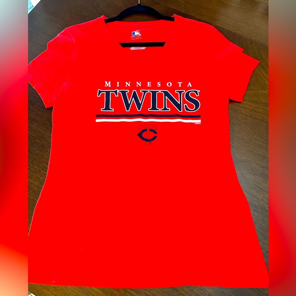Minnesota Twins V-Neck Red T-Shirt Size Medium NWOT